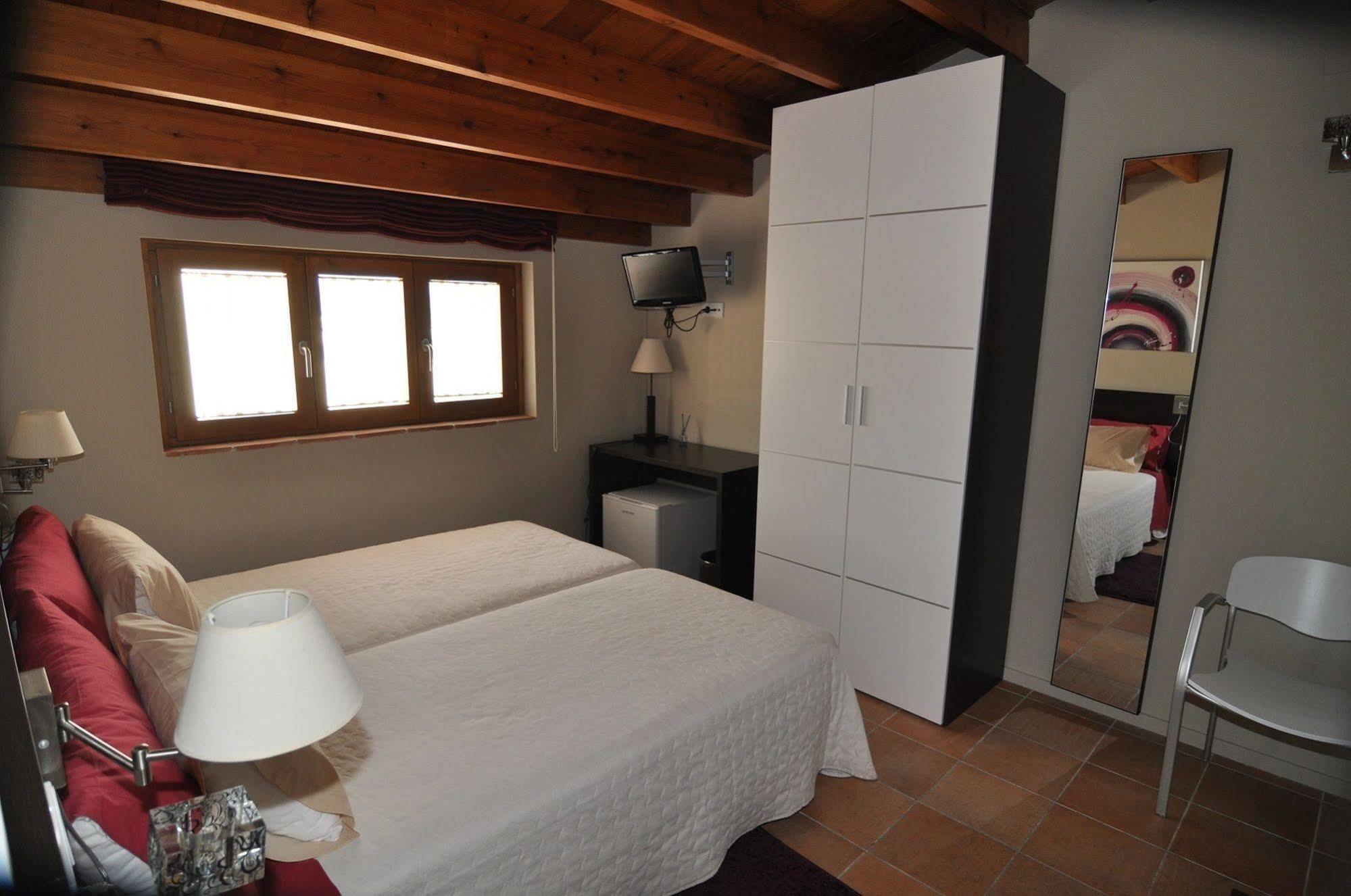 Hostal De Cabrit Сан Матеу Екстериор снимка