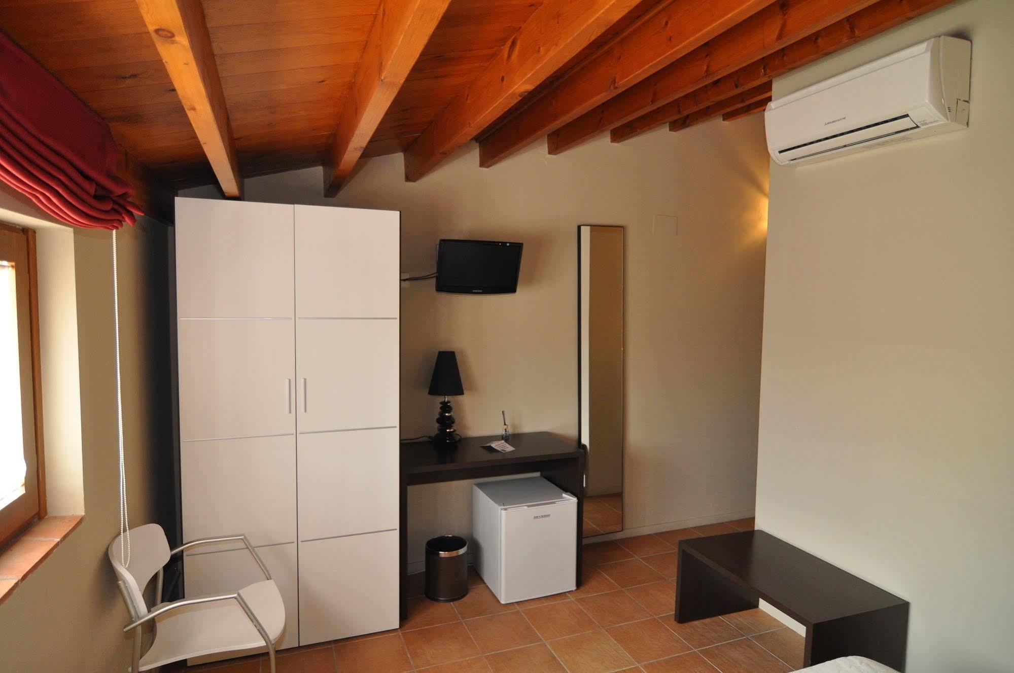 Hostal De Cabrit Сан Матеу Екстериор снимка